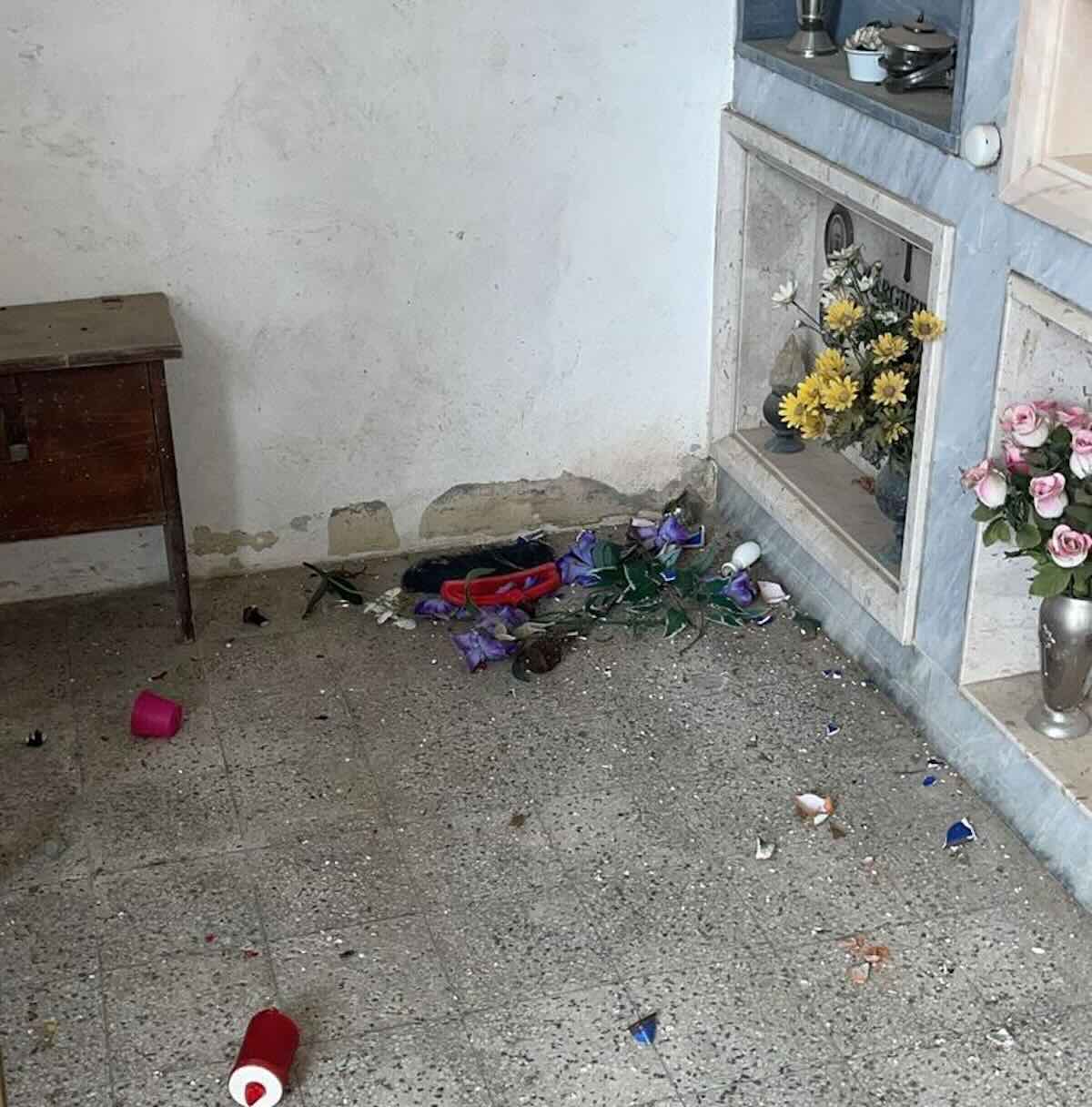 Vasi rovesciati, sfregiate lapidi: vandali in azione al cimitero